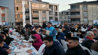 Esenyurt Belediye Başkanı Kemal Deniz Bozkurt iftar sofrasında vatandaşlarla bir araya geldi