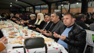 Esenyurt Belediye Başkanı Kemal Deniz Bozkurt, iftarda vatandaşlarla bir araya geldi