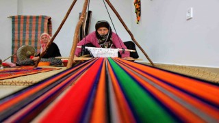 Eski kazaklar ‘cecim adlı kilime dönüşüyor: Geri dönüşüm örneği geleneğin son ustası Güllü nine