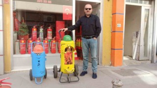 Eski tüplerden yapılan figürler sokağın maskotu oldu