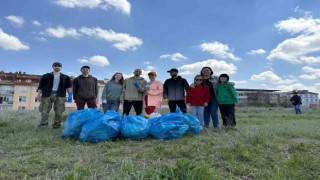 Eskişehirde Rus gönüllüler poşetlerce çöp toplayıp ardından piknik yaptı