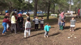 Evleri yıkılan aileler ormanı mesken tuttu: Kendimizi burada güvende hissediyoruz