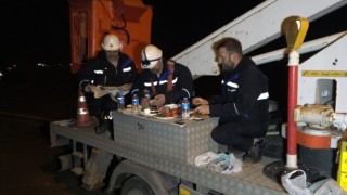 Evlerinden uzak kamyonet kasasında sahur yaptılar