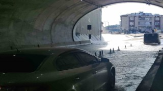 Eyüpsultanda İSKİ borusu patladı: Tramvay suya gömüldü