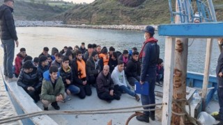 Ezine açıklarında 81 kaçak göçmen ile 3 göçmen kaçakçılığı şüphelisi yakalandı
