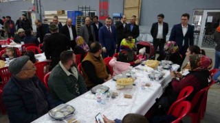 Ezine Belediyesi 9 bin kişilik iftar verdi