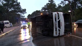 Fabrika personelini taşıyan servis devrildi: 7 yaralı