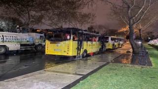 Fatihte bir İETT otobüsü alev alev yandı