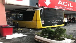 Fenalaşan yolcuyu hastaneye yetiştiren belediye otobüsü acil girişinde sıkıştı