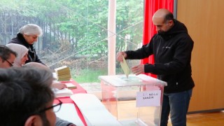Fransadaki Türk vatandaşları Cumhurbaşkanlığı seçimi için sandık başında