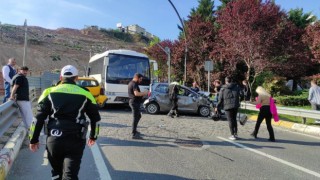 Freni patlayan midibüs 5 aracın arasına daldı: 2 yaralı