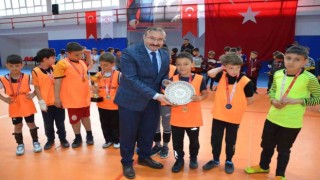 Futsal Turnuvasında şampiyon Gazi Emet B takımı