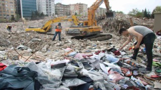 Galeri İş Merkezi enkazında kalan 3 milyon değerindeki iş kıyafetleri hak sahibi tarafından toplandı