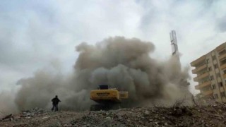 Gaziantepte riskli binaların kontrollü yıkımı sürüyor