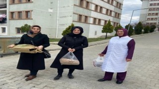 Gedizde AK Partili kadınlar pişirdikleri yemeklerle vatandaşın sofrasına konuk oluyor