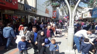Geleneklerini yaşatan vatandaş, bayram alışverişi için çarşının yolunu tuttu