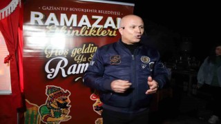 Geleneksel Türk gölge oyunuyla depremzede çocukları eğlendiriyorlar