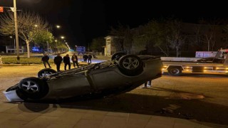 Geliboluda takla atan otomobildeki 2 kişi yaralandı