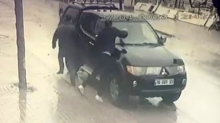 Genç kıza çarpan kamyonetin camlarını kırdılar