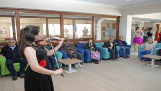 Genç müzisyenlerden yaşlılara müzik keyfi