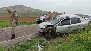 Gercüşte iki otomobil kafa kafaya çarpıştı: 6 yaralı