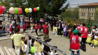 Gercüşte Kızılay gönüllüleri miniklerin yüzünü güldürdü