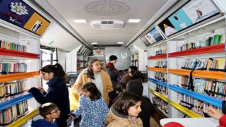 ‘Gezici Kütüphane Otobüsü depremzede misafirlere hizmetine devam ediyor