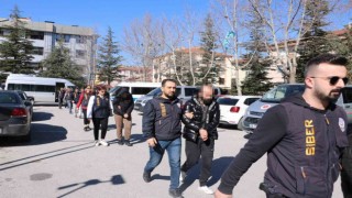 Gıda bağışı yapmak isteyenleri 13 milyon TL dolandıran 8 kişi adliyeye sevk edildi
