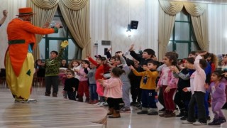 Gölcük Belediyesi, çocuklara eğlenceli bir akşam yaşattı