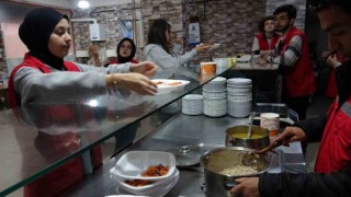 Gönüllü gençlerden ihtiyaç sahibi ailelere iftar yemeği