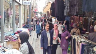 Gördeste bayram alışverişi esnafın yüzünü güldürdü