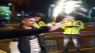 Görev başındaki polislere esnaftan yaş pastalı ve meşaleli sürpriz kutlama