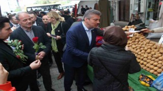 Güngörende AK Partili aday ile vatandaş arasında güldüren ‘kedi diyaloğu