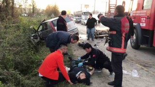 Hafif ticari araç ile otomobil kafa kafaya çarpıştı: 6 yaralı