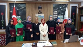 Hafız kızlara belgeleri teslim edildi