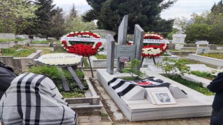 Hakkı Yeten, kabri başında anıldı