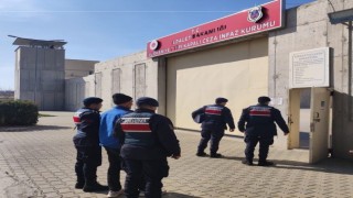 Haklarında kesinleşmiş hapis cezası olan iki firari tutuklandı