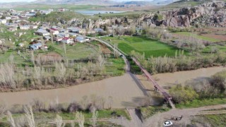 Hasar gören köprü nedeniyle yolları 10 kilometre uzadı