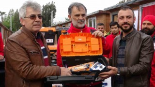 Hatayda 193 esnafa takım çantası verildi