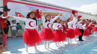 Hatayda afetzede çocuklar dünya barışı için güvercin uçurdu