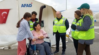 Hatayda görev yapan Pamukkale HEM ekibi engelli depremzedeyi sevindirdi