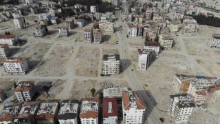 Hataydan çarpıcı görüntüler: Enkazlar kaldırıldıkça boşluklar büyüyor