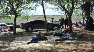 Havaların ısındığı Şanlıurfada vatandaşlar mesire alanlarına akın etti