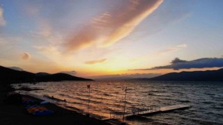 Hazar Gölü üzerinde doğan güneş, görenleri mest etti