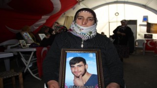 HDPnin kapısında evladını isteyen aile, 3 yıl sonra çocuğuna kavuşacak