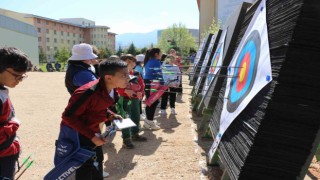 Hedefi 12den vuran minik okçular göz doldurdu