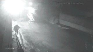 Hırsızlık anı güvenlik kamerasına yansıdı
