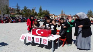 Hisarcıkta özel öğrencilerinden Türk bayrağı gösterisi