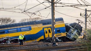 Hollandada yolcu treni raydan çıktı: 1 ölü, 30 yaralı