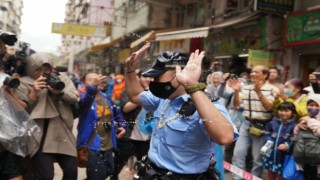 Hong Kongda polise su sıkan 2 kişi gözaltına alındı